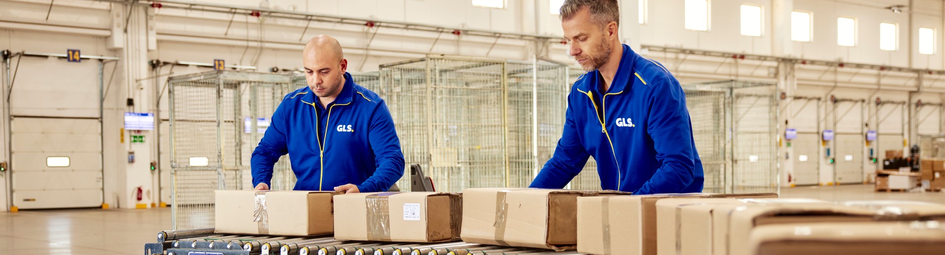 Enfant souriant qui tient une ampoule