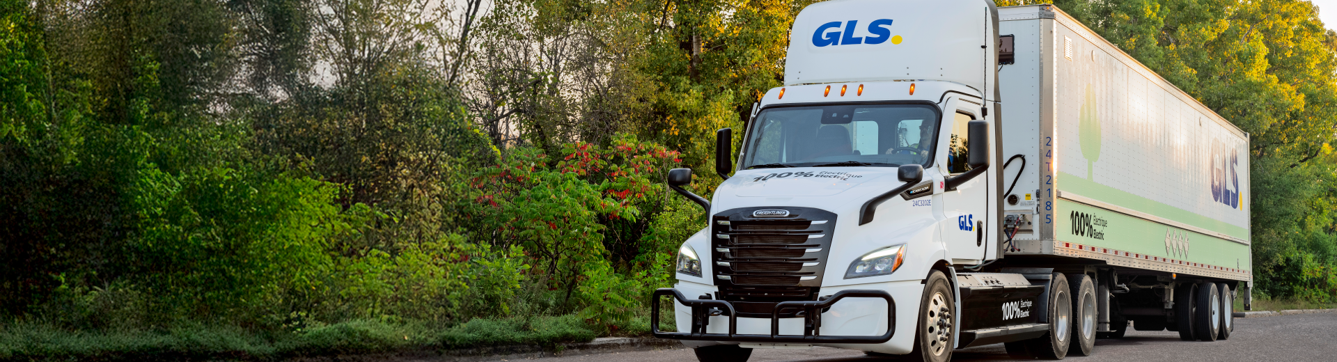 Une livreuse effectuant des livraisons de colis en milieu urbain.