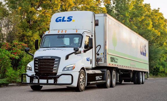 Une livreuse effectuant des livraisons de colis en milieu urbain.