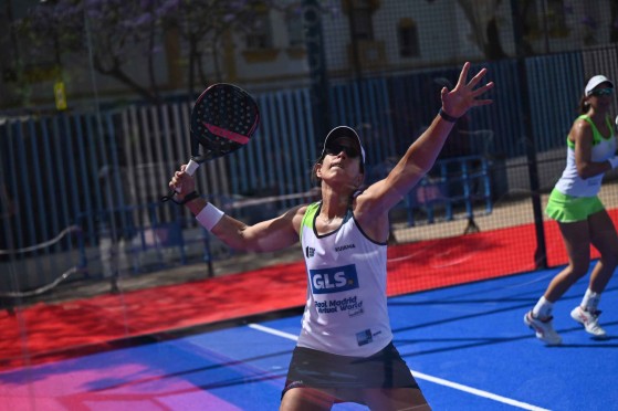 Lucia Sainz playing padel with GLS logo