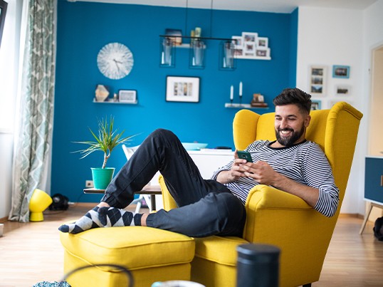 ragazzo rilassato controlla la sua spedizione