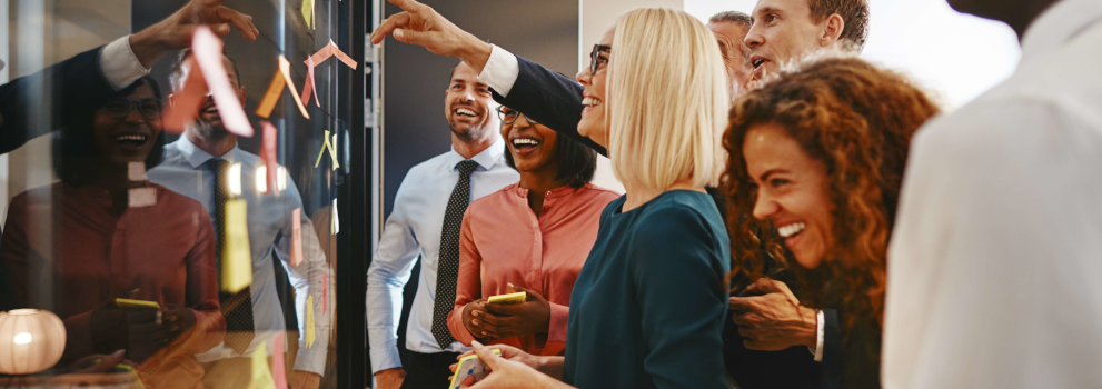 Pracownicy sprawdzają tablicę ogłoszeń